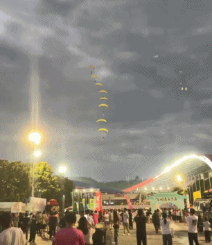 赛程安排-“苏超”副班长同样排面拉满，镇江队主场动力滑翔伞表演助阵