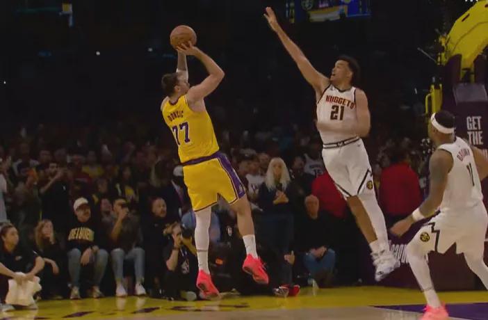 东契奇绝杀掘金，季后赛预演！这场球太刺激了